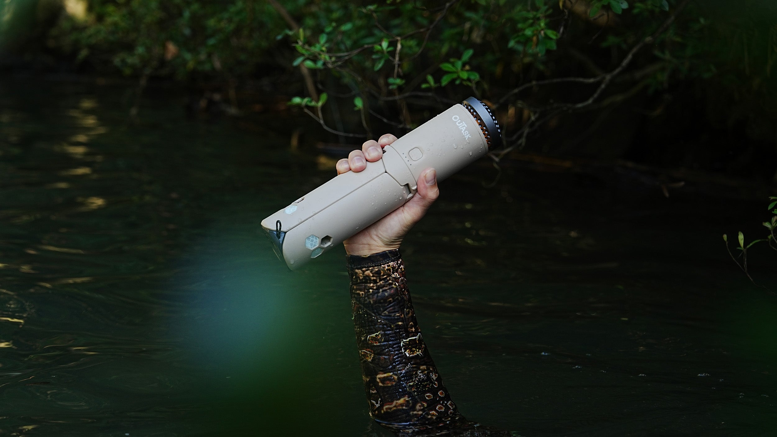 Mann hält Wasserdichte Lampe nach oben