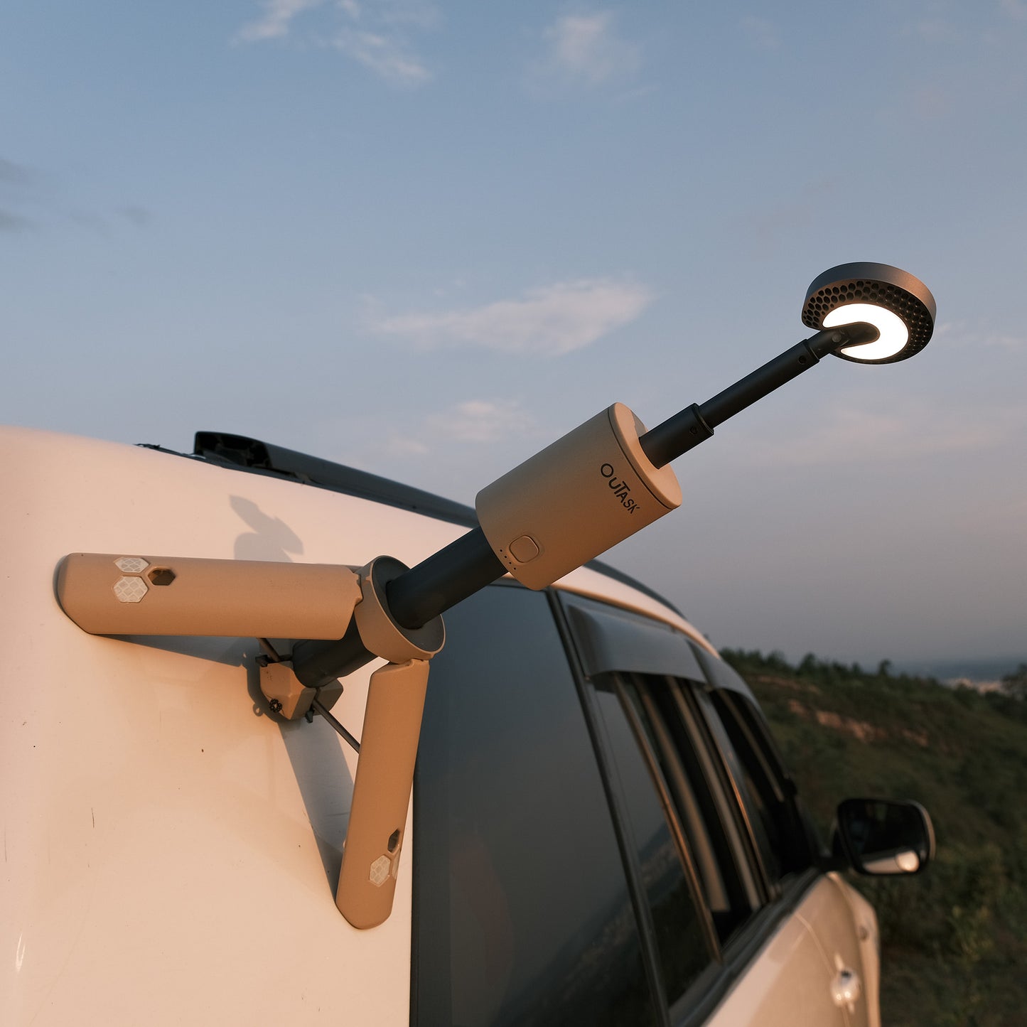 MAgnetische Lampe hängt an Autokarosserie von einem Geländewagen
