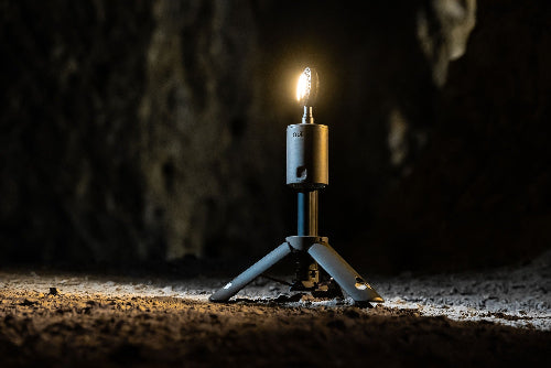 OuTask Lampe steht im Dunklen und Lampenkopf leuchtet nach vorne