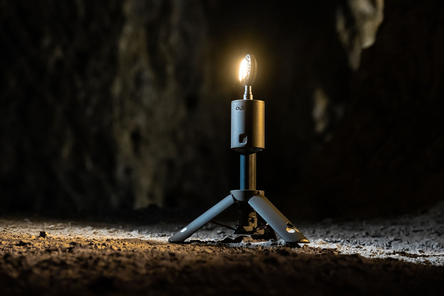 OuTask Lampe steht im Dunklen und Lampenkopf leuchtet nach vorne