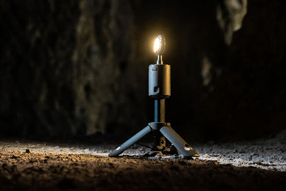 OuTask Lampe steht im Dunklen und Lampenkopf leuchtet nach vorne