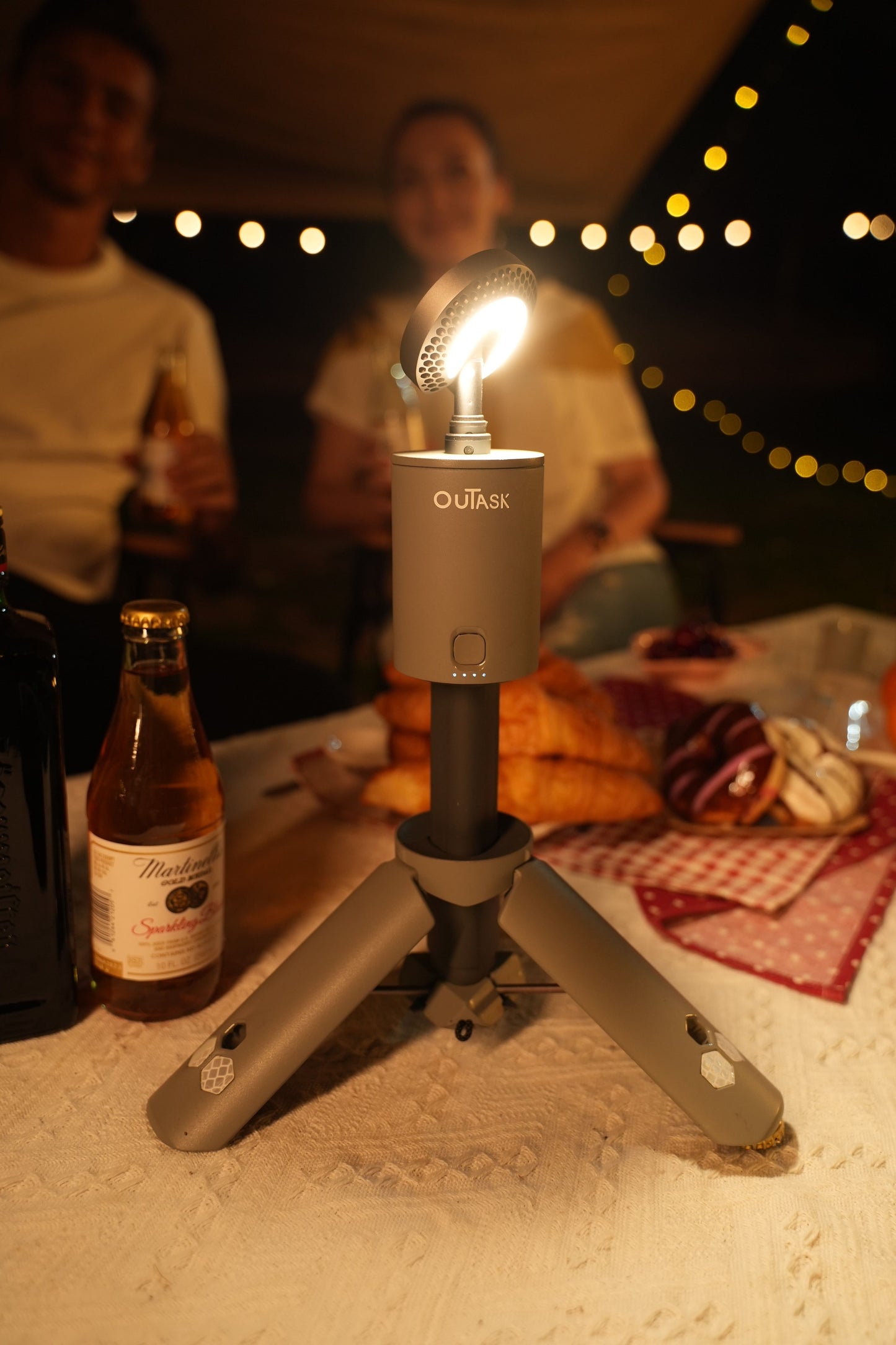 Lampe steht auf Esstisch am Abend und leuchtet das Essen aus