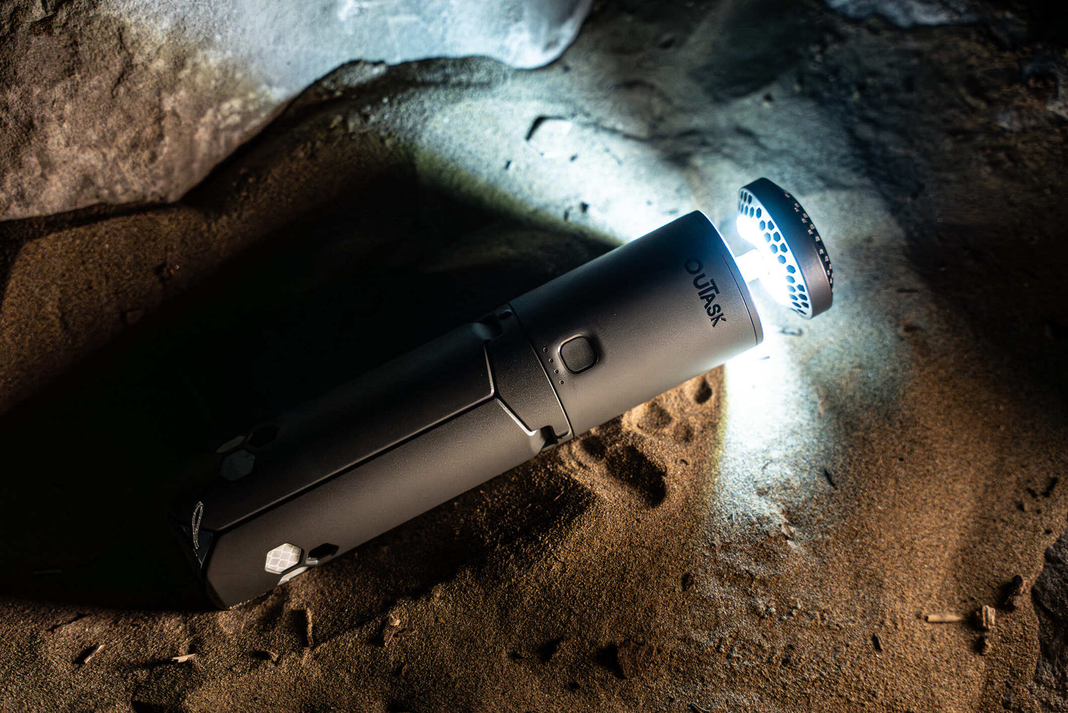Lampe liegt im Sand und leuchtet, eingefahren - Farbe Hellgrau