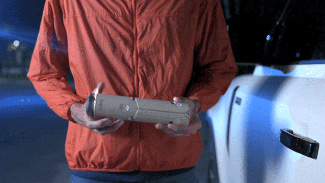  OuTask Lampe wird ausgefahren, Standfüße ausgeklappt und magnetisch an der Fahrzeugtür befestigt