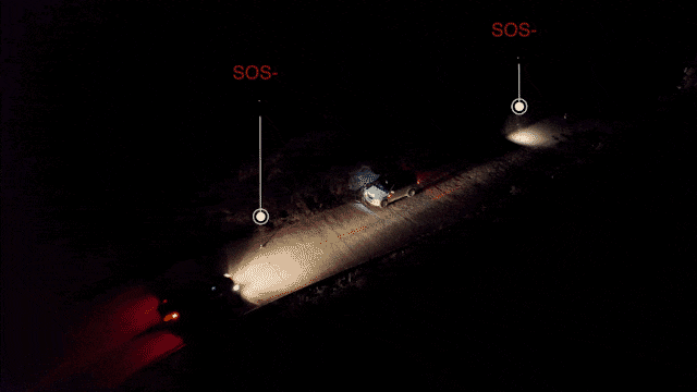 Panne auf der Straße im Dunklen, Lampe leuchtet  SOS Signal als Warnung für andere Autofahrerer